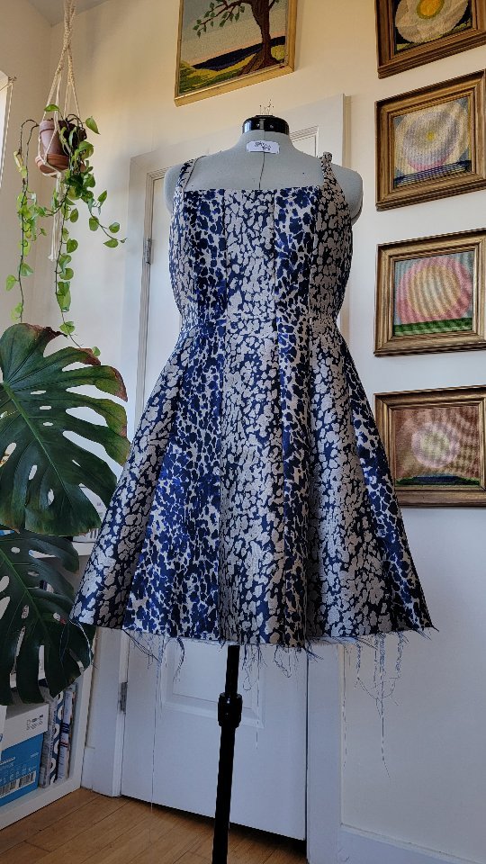 When the dress looks as good inside as out! 🤩 I'm so happy to go from beautiful fabric to beautiful dress. I mean...what good was this jacquard doing locked away in my fabric stash? It deserves to shine!

Do you have any fabrics in your stash that need a little love and attention? 💙🤍

#sewing #memade #jpinesdress #handmadewardrobe #sewfancy